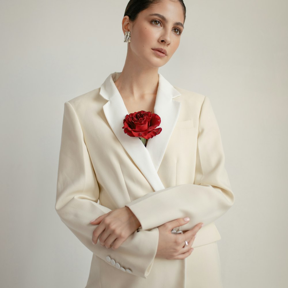 Krem rengi blazer ceket giyen model