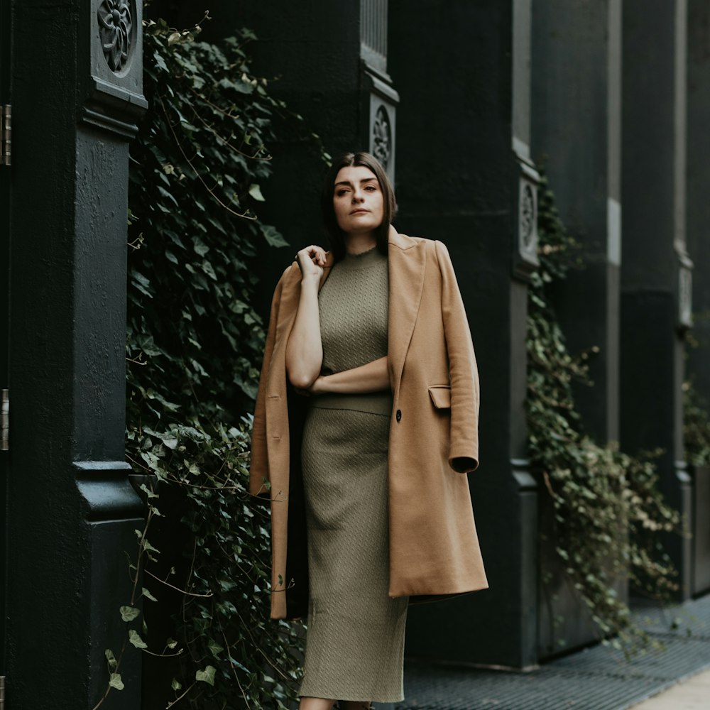 Kuşaklı kahverengi kaban giyen model